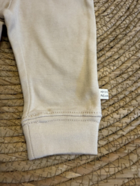 Heerlijk  zacht zandkleurig jersey broekje met een houten knoopje.