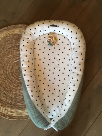 Babynestje oudgroen met wit en zwarte dots