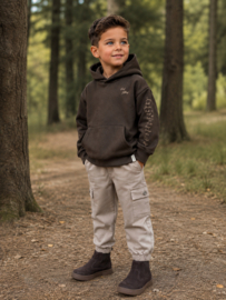 Stoere trui met capuchon van Levv in het donkerbruin .