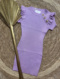 Fijn gebreide jurk met goudkleurige knopen in het lila.