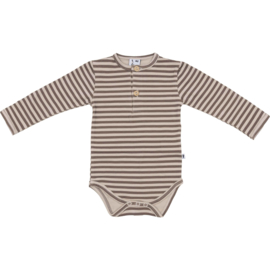Gestreepte romper van klein babykleding in het bruin/zand.