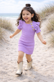 Fijn gebreide jurk met goudkleurige knopen in het lila.