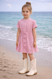 Mooi uitgewerkt jurkje met een mooie mouw en strikjes in het roze.