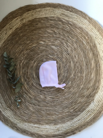 Fijn gebreid bonnet mutsje van Mac Ilusion in het roze.