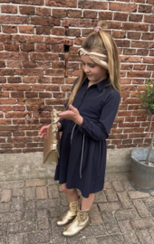 Mooi uitlopend travel jurkje in het donkerblauw.