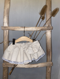 Prachtige goudkleurige bloomer met kant en een strik.