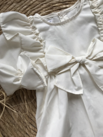Prachtige uitgewerkte blouse met strik in het creme.