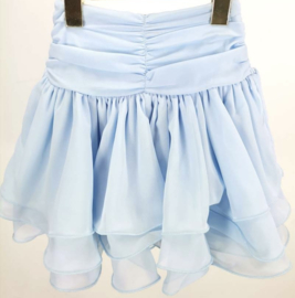 Mooi uitgewerkt rokje in het lichtblauw .