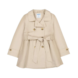 Prachtige trenchcoat van Mayoral in het zandkleur.