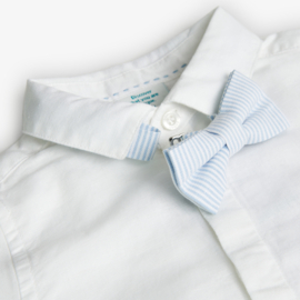 Mooie uitgewerkte linnen blouse met vlinderstrik lichtblauw/wit.