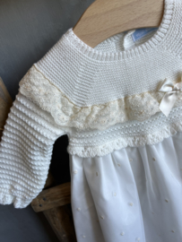 Prachtige uitgewerkte doopjurk van Mac Ilusion in de kleur offwhite.