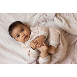 Fijne basis pyjama van Feetje in het zandkleur/witte wafelstof.