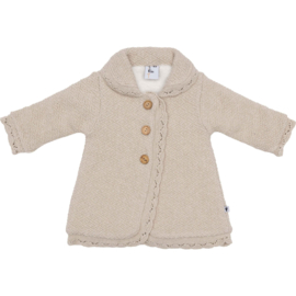 Lief gebreid jasje van klein baby a-line model in het beige melange.