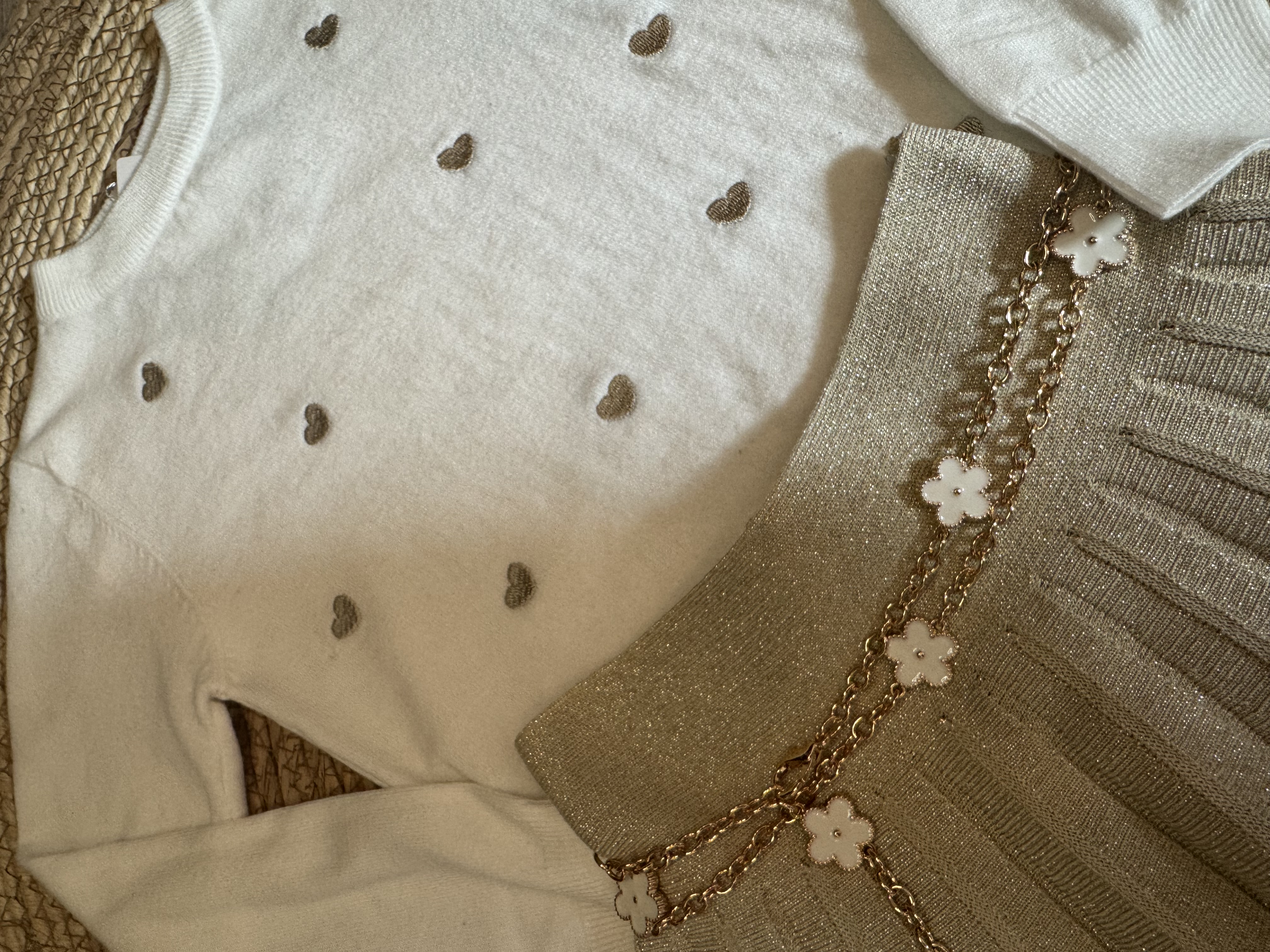 Mooi offwhite truitje met goudkleurige hartjes.