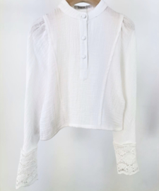 Prachtig uitgewerkt blouse/truitje met kant in het offwhite.