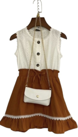 Mooi uitgewerkt jurkje met bijpassend tasje in de kleur offwhite /roest