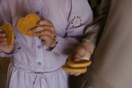 Lila jurk met mooie details van Levv.