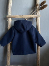 Prachtige donkerblauwe houtje touwtje jas van Deolinda.
