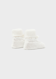 Mooie fijn gebreide slofjes van Mayoral in het offwhite.