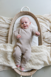 Mooi fijn gebreid boxpakje van klein in het zandkleur (pepper).