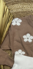 Fijn gebreid truitje in het camel met offwhite bloemen.