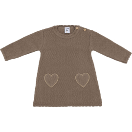 Mooi gebreid jurkje in het bruin van Klein babykleding.