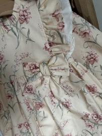 Mooie uitgewerkte jurk van Camellia Boutique met bloemenmotief.