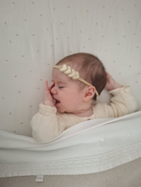 Lief haarbandje met 3 goudkleurige hartjes.