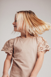 Mooi uitgewerkt shirtje van Baje studio in Mauve.