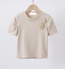 Mooi shirtje met 2 bloementjes in het zandkleur.