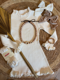 Heerlijk fijn gebreid jurkje met stretch in het offwhite.