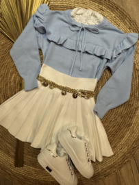 Mooi fijn gebreid truitje met blouse kraag in het lichtblauw/offwhite.
