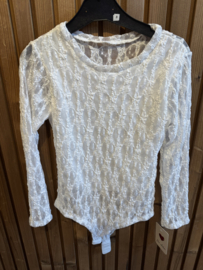 Prachtige kanten top in het offwhite .