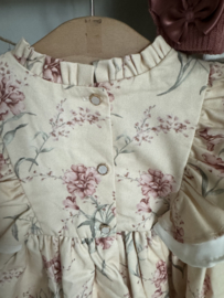 Mooie uitgewerkte jurk van Camellia Boutique met bloemenmotief.