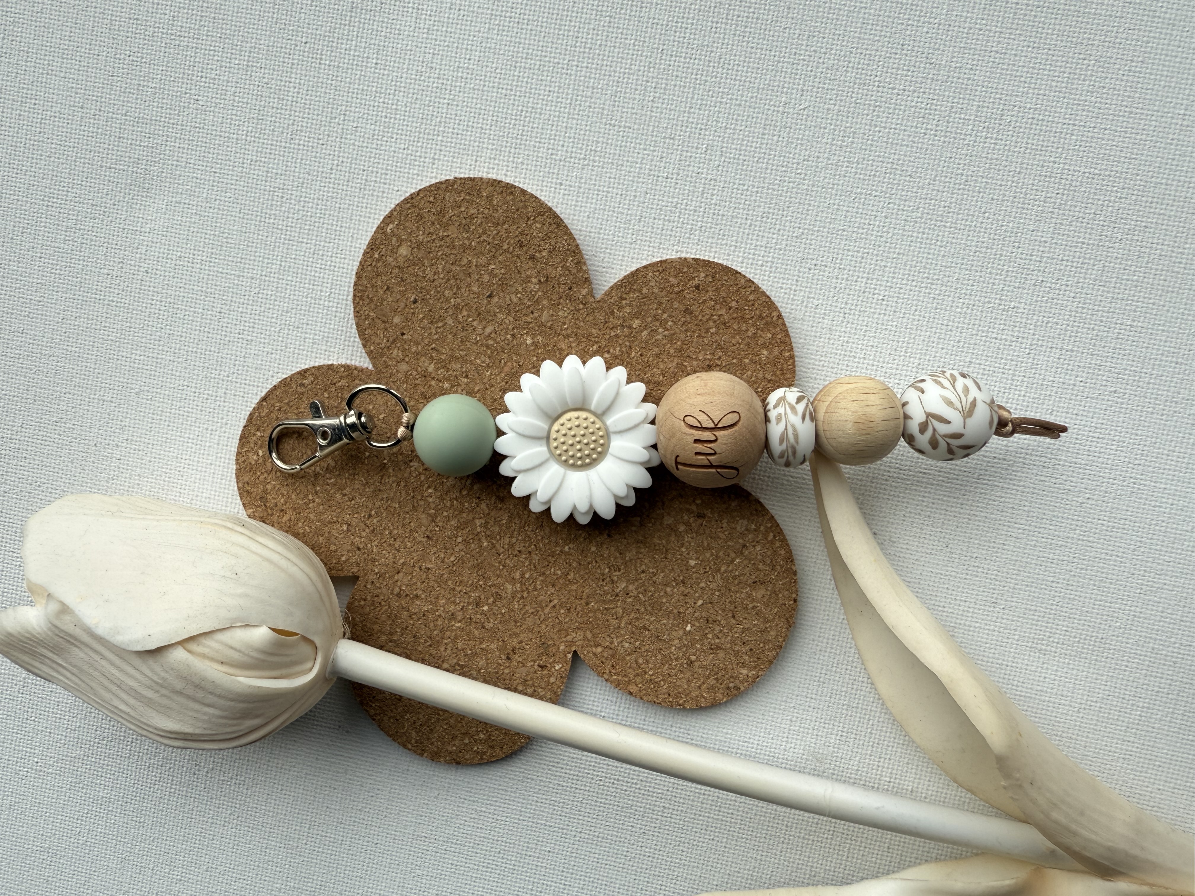 Sleutelhanger met juf in het oudgroen-offwhite en bruin tinten .