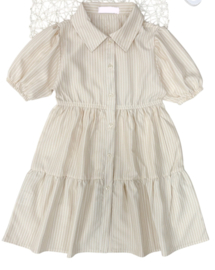 Heerlijk zomerjurkje zandkleur gestreept met korte mouwen .