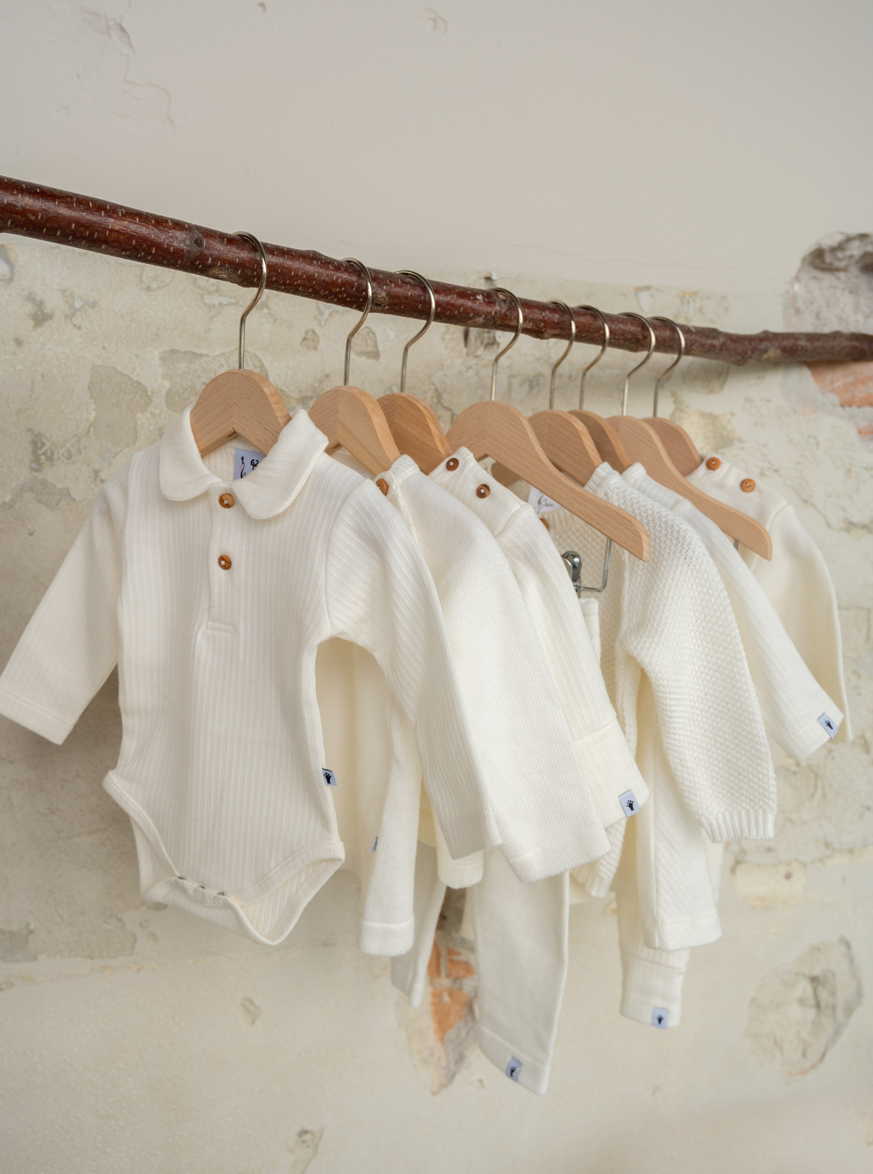Mooi fijn gebreid  boxpakje van Klein babykleding in het wit.