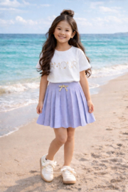 Fijn gebreid plooirokje in het lila met een mooie strik speld met strass sterntjes .