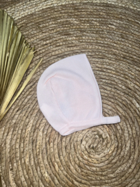 Prachtig fijn gebreid bonnet mutsje van Mac Ilusion in de kleur roze/petalo.