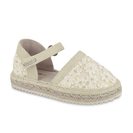 Mooie goudkleurige espadrilles van Mayoral.