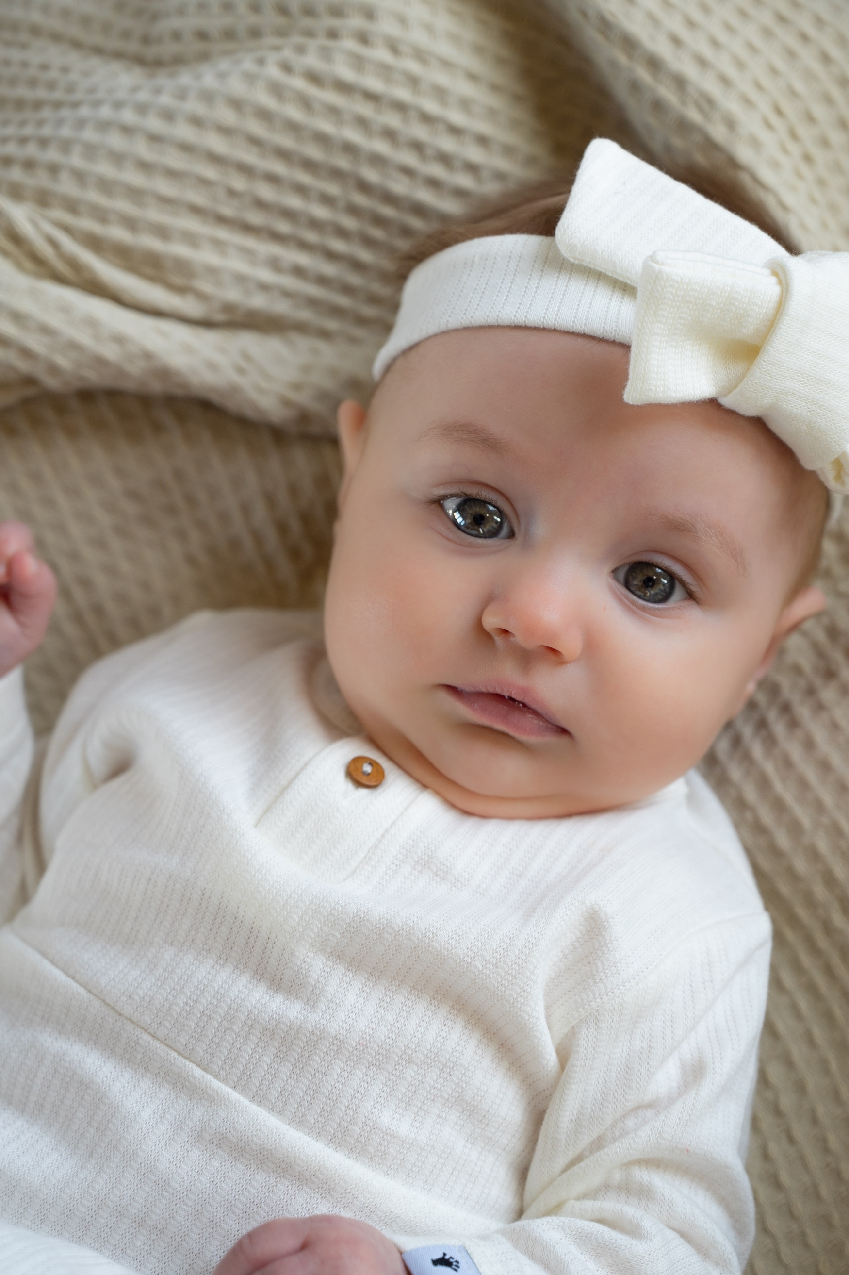Mooi uitgewerkt jurkje van Klein baby in het offwhite.
