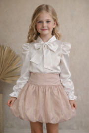 Prachtige offwhite blouse met een mooie glans en een strik.