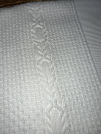 Prachtig uitgewerkt gebreide deken van Mac ilusion in het wit.