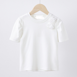 Mooi shirtje met 2 bloementjes in het offwhite.