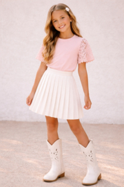 Mooi uitgewerkt shirtje met kanten mouwen in het lichtroze .