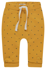 Fijn Noppies broekje oker met een blauw sterretje.