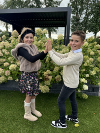 Vrolijk bloemen rokje met stroken en elastiek in de taille.