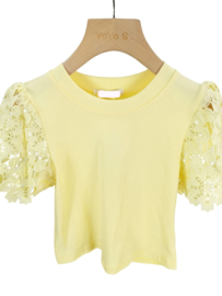 Mooi uitgewerkt shirtje met kanten mouwen in het geel .