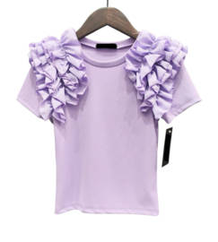 Lila shirtje met ruches bij de mouwen.