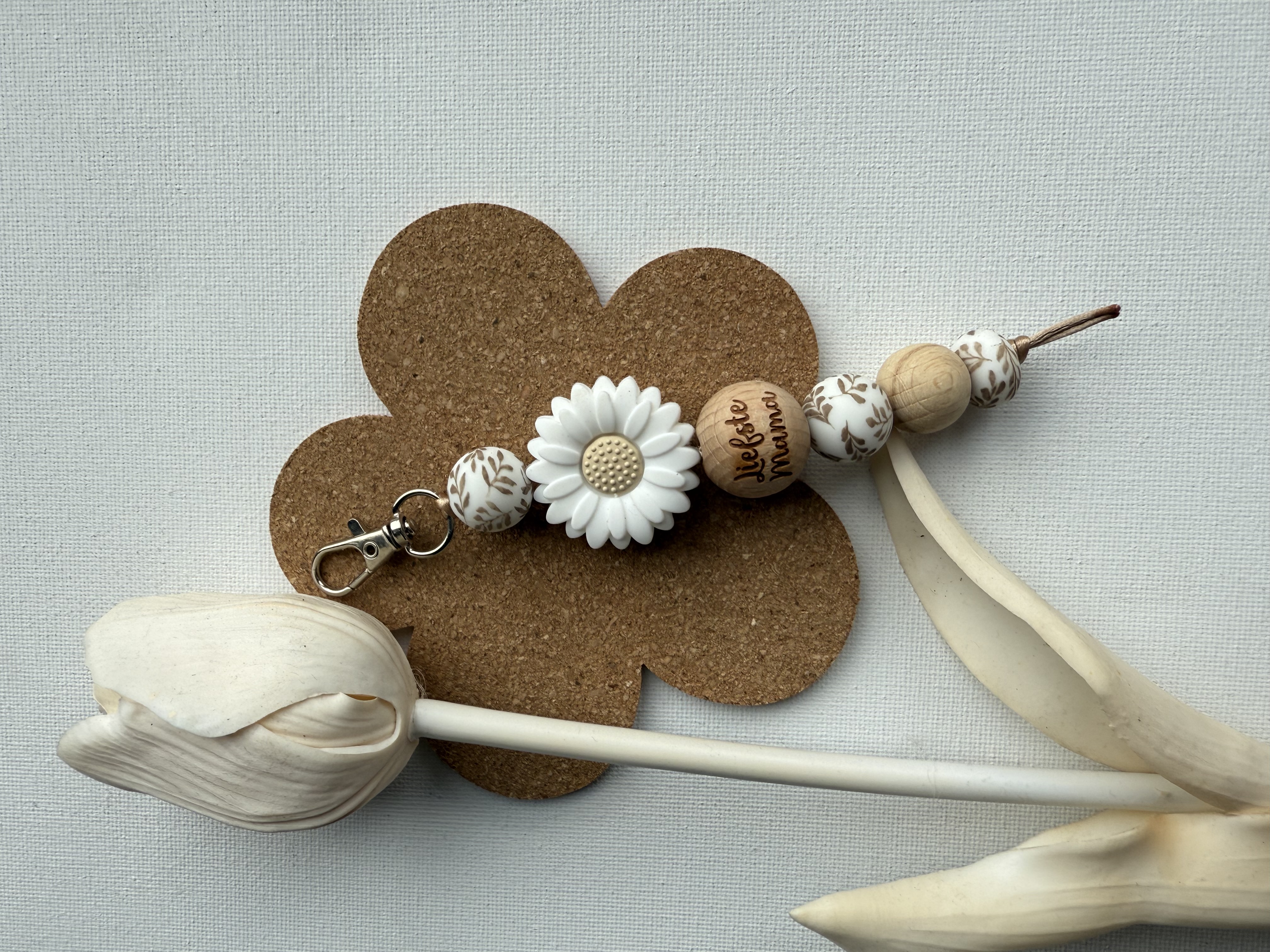 Sleutelhanger met Liefste Mama met offwhite en bruintinten .